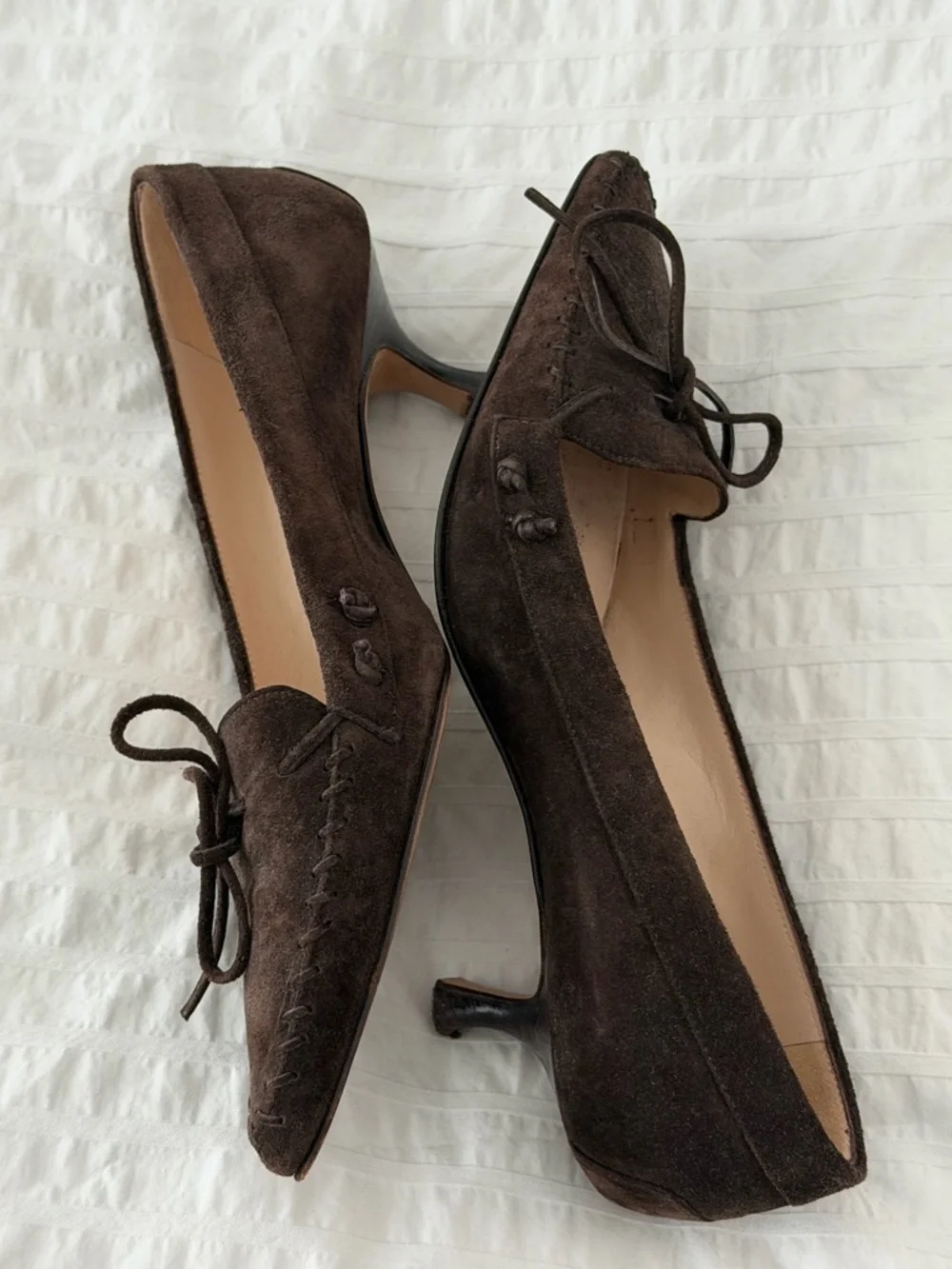 Manolo Blahnik Dark Brown Suede Pointed Toe Pumps with Bow - Picture 2 of 6